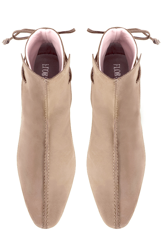 Tan beige women's ankle boots with laces at the back. Round toe. Low block heels. Top view - Florence KOOIJMAN